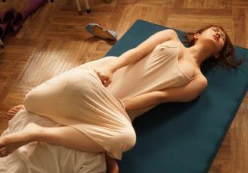 Cô giáo quyến rũ khiến cậu học trò thèm khát cưỡng hiếp