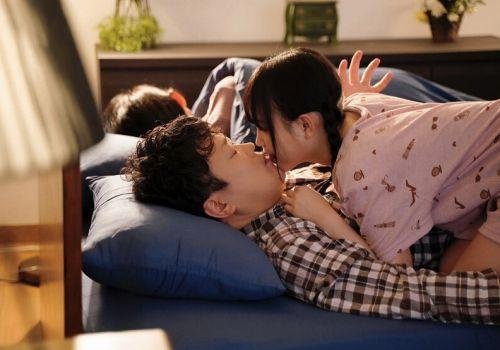 Con gái riêng của vợ lén lút sang phòng rủ rê chịch trộm